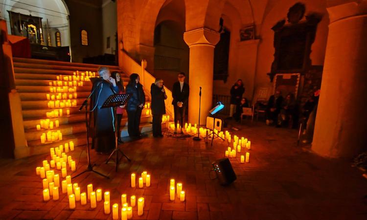 Concerto a lume di candela a San Severino Marche: successo per “Le stanze delle emozioni” Concerto a lume di candela a San Severino Marche: successo per “Le stanze delle emozioni”