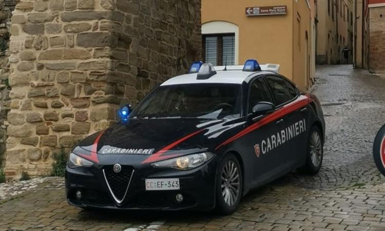 Fuga all’alt dei Carabinieri: denunciato un 26enne a Tolentino, aveva la patente sospesa