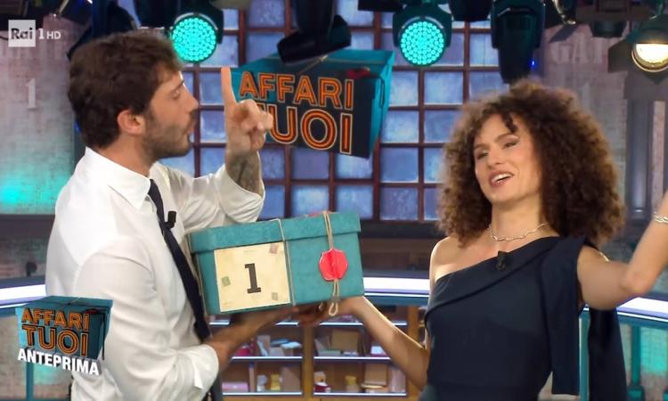 Sarnano, Irene si fa tentare dal "Dottore" e vince 80mila euro ad "Affari Tuoi": nel suo pacco iniziale c'erano i 300mila Sarnano, Irene si fa tentare dal "Dottore" e vince 80mila euro ad "Affari Tuoi": nel suo pacco iniziale c'erano i 300mila