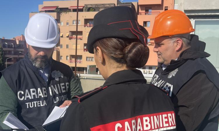 Tolentino, ponteggi manomessi e operai a rischio: i carabinieri sigillano un cantiere Tolentino, ponteggi manomessi e operai a rischio: i carabinieri sigillano un cantiere