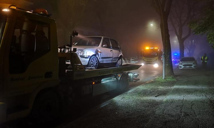 Macerata, tamponamento e carambola fra tre auto: utilitaria "vola" su un terrazzo