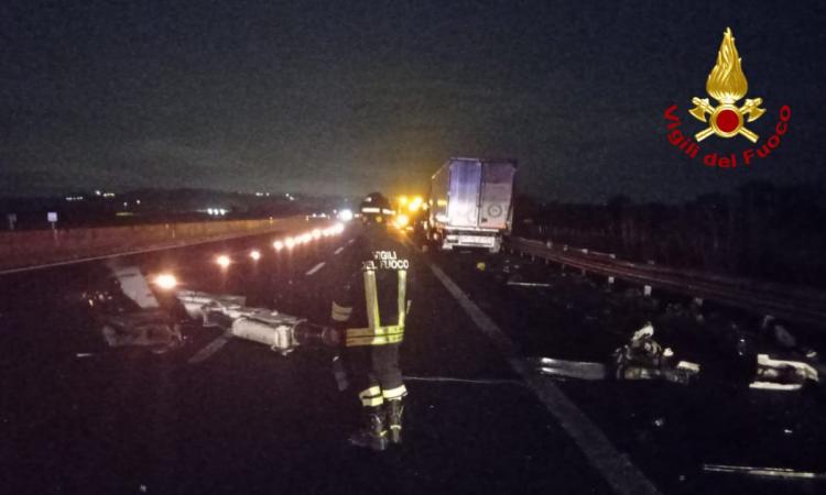 Potenza Picena, incidente in A14 nella notte: autogru si schianta contro un cavalcavia, un ferito