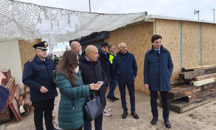 Porto Recanati in ginocchio dopo la mareggiata: Acquaroli in visita, confronto con il sindaco Porto Recanati in ginocchio dopo la mareggiata: Acquaroli in visita, confronto con il sindaco