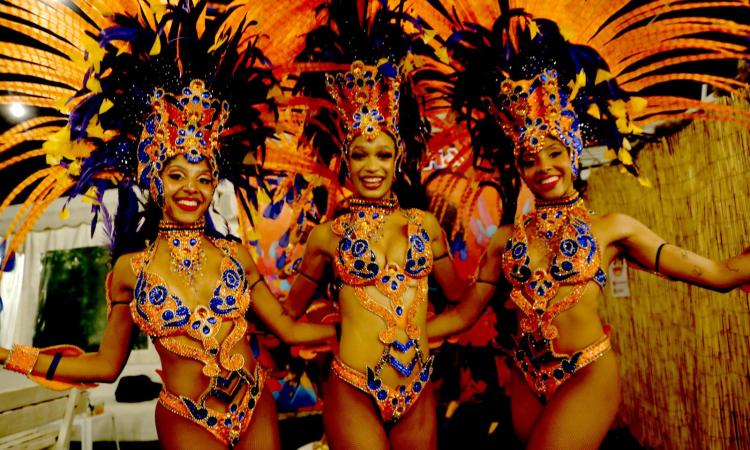 Carnevale 2026 a Porto Recanati: corteo danzante, balli di gruppo e serata latina con Guarachando