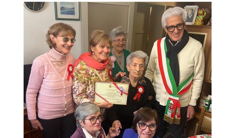Macerata, Gina Cesanelli compie 100 anni: una vita tra famiglia, lavoro e fede