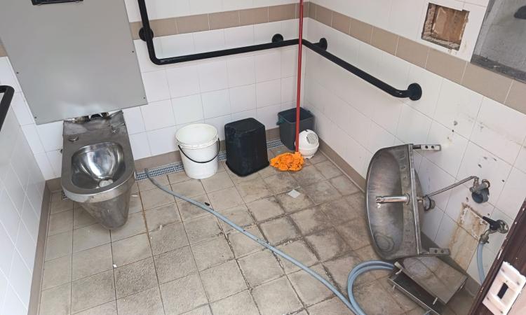 Corridonia, vandali in azione nei bagni pubblici: “Comportamenti incivili contro la città"