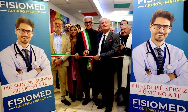 Macerata, l'ex centro medico Aurora rinasce grazie a Fisiomed: taglio del nastro con Parcaroli (FOTO) Macerata, l'ex centro medico Aurora rinasce grazie a Fisiomed: taglio del nastro con Parcaroli (FOTO)