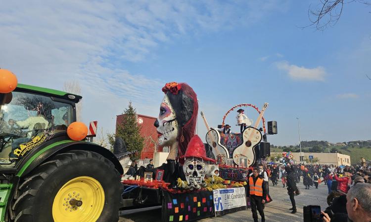 Carri, maschere e musica: a Corridonia la grande festa del Carnevale dei Bambini Carri, maschere e musica: a Corridonia la grande festa del Carnevale dei Bambini