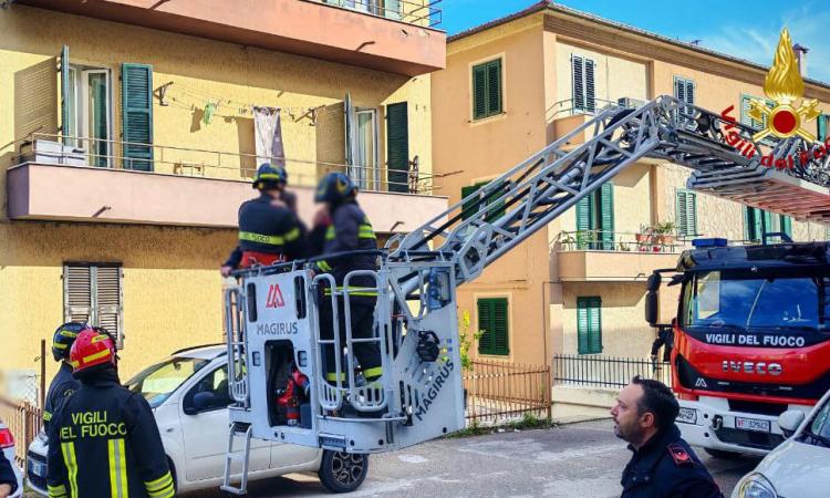 Recanati, minaccia di gettarsi dal tetto di una palazzina: uomo salvato dai Vigili del Fuoco Recanati, minaccia di gettarsi dal tetto di una palazzina: uomo salvato dai Vigili del Fuoco
