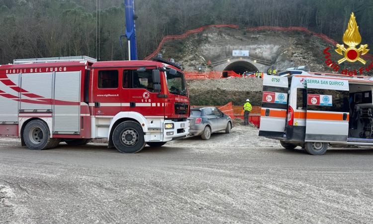 Infortunio nel cantiere ferroviario: operaio colpito da una trave d'acciaio e trasferito a Torrette