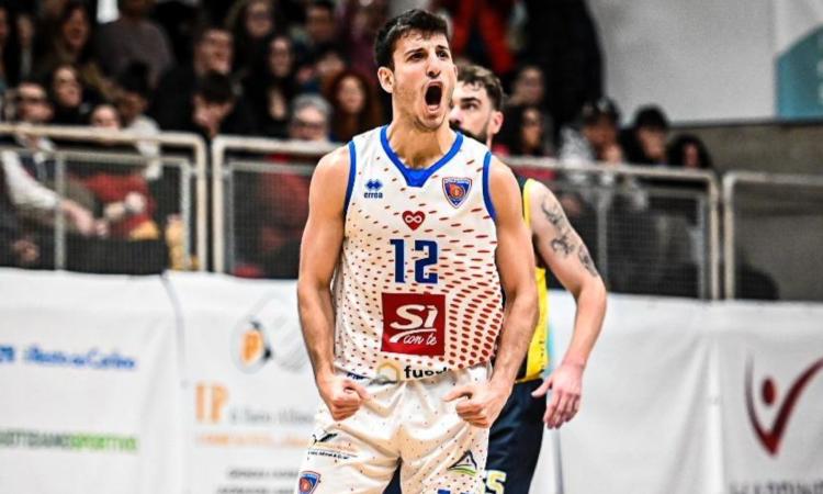 La legge della capolista, l’Attila ribalta Recanati e fa esplodere il PalaMedi: il derby è di Porto Recanati (VIDEO)
