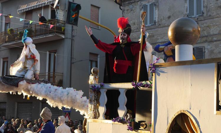 Martedì Grasso da record a Passo di Treia: vince il carro di Amandola a tema Aladdin