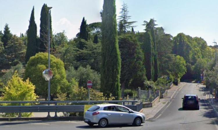 Macerata, lavori alla scarpata in via dei Velini: scattano i divieti di transito per due giorni Macerata, lavori alla scarpata in via dei Velini: scattano i divieti di transito per due giorni