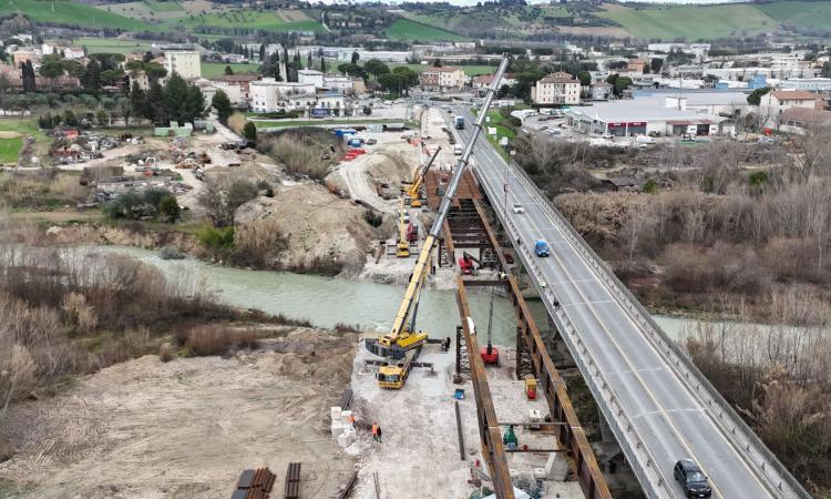 Piediripa, il ponte sul Chienti da 4 corsie comincia a prendere forma: montaggio dei conci d'acciaio ok Piediripa, il ponte sul Chienti da 4 corsie comincia a prendere forma: montaggio dei conci d'acciaio ok