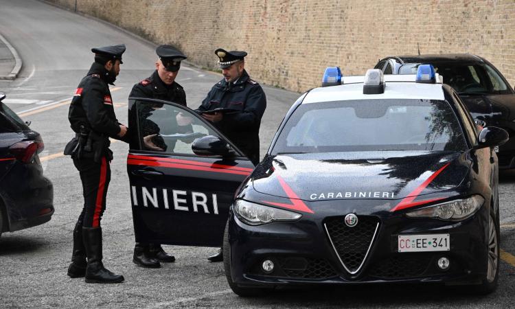 Fermato a Corridonia, tenta di ingerire droga e morde un Carabiniere: arrestato 20enne Fermato a Corridonia, tenta di ingerire droga e morde un Carabiniere: arrestato 20enne