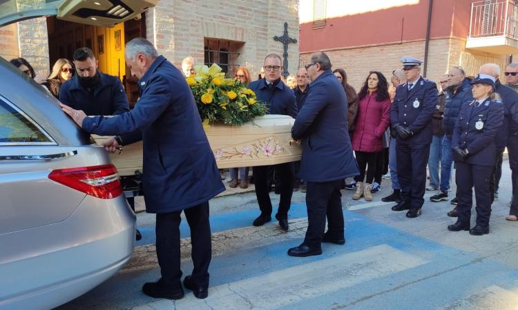Treia, centinaia di persone per l'ultimo saluto a Paola Raponi (FOTO) Treia, centinaia di persone per l'ultimo saluto a Paola Raponi (FOTO)