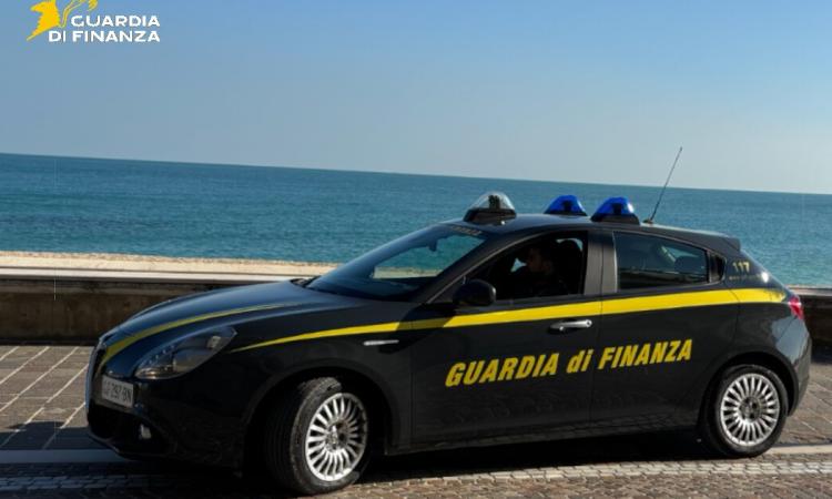 Porto Recanati, gira con il furgone nuovo ma pignorato: debito da 203mila euro con il Fisco Porto Recanati, gira con il furgone nuovo ma pignorato: debito da 203mila euro con il Fisco