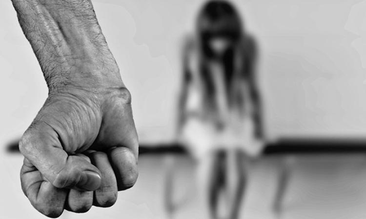 Aggressioni davanti ai figli e casa devastata: provvedimento del questore per un 30enne