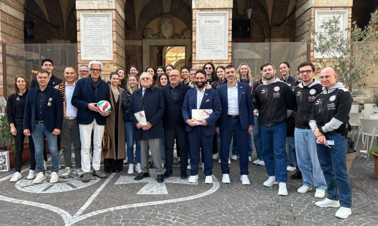 Orgoglio arancionero in Comune: Macerata premia le regine del volley Orgoglio arancionero in Comune: Macerata premia le regine del volley