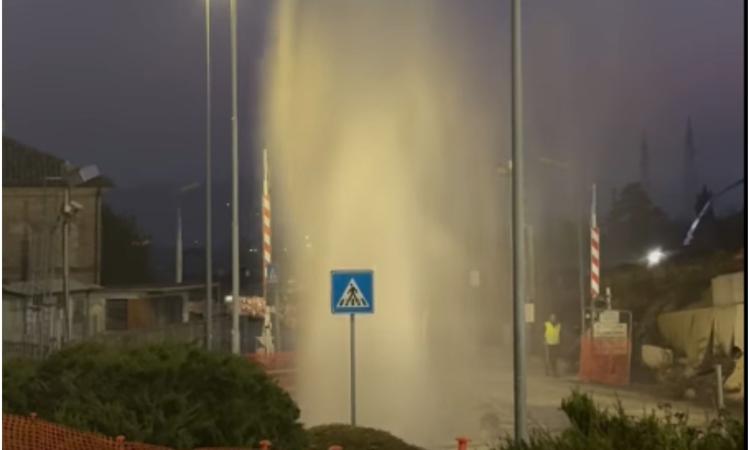 Macerata, si rompe una tubatura dell'acquedotto: "effetto geyser" in via Roma