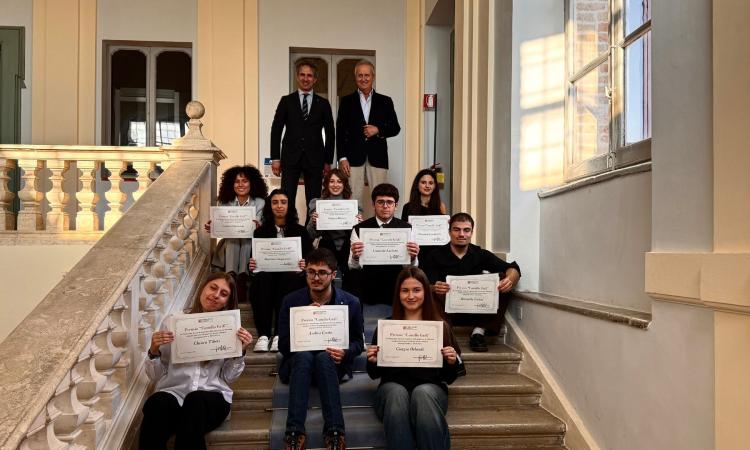 Premiato il talento dei giovani maceratesi: ecco chi sono i 13 studenti vincitori delle borse di studio "Grifi" Premiato il talento dei giovani maceratesi: ecco chi sono i 13 studenti vincitori delle borse di studio "Grifi"