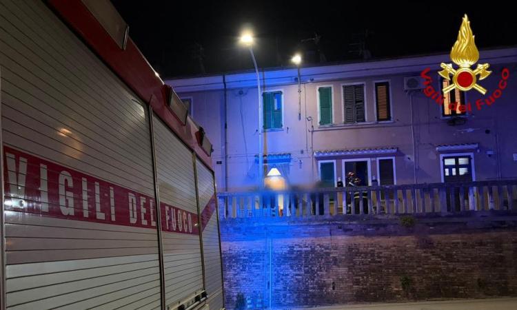 Macerata, solaio di un'abitazione pericolante: evacuata famiglia