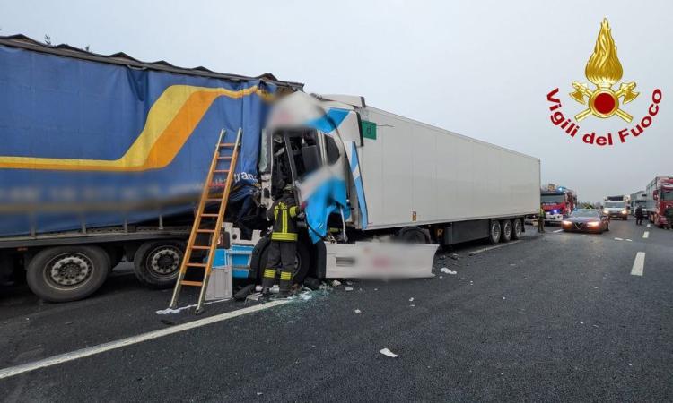 Alba di caos sull’A14: doppio incidente tra tir e cisterna, feriti e chilometri di coda