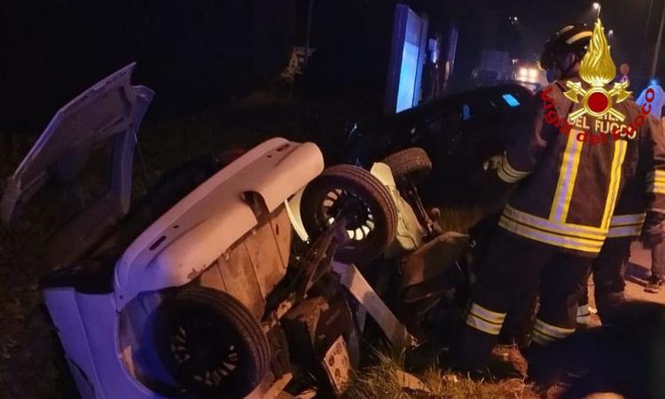 Tolentino, violento scontro tra auto e microcar: un ferito trasportato a Torrette Tolentino, violento scontro tra auto e microcar: un ferito trasportato a Torrette