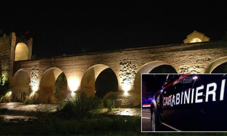Tolentino, ubriaco minaccia di gettarsi dal ponte: 37enne salvato dai Carabinieri Tolentino, ubriaco minaccia di gettarsi dal ponte: 37enne salvato dai Carabinieri