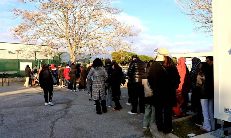 Macerata, ufficio immigrazione: nuove aperture straordinarie per snellire le code