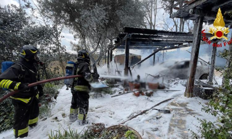 Recanati, auto prende fuoco in contrada Saletta: danneggiati pergolato e muro di una casa
