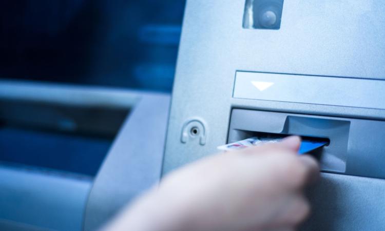 Penna San Giovanni, ruba il bancomat di una novantenne e preleva 1.349 euro: denunciato 55enne