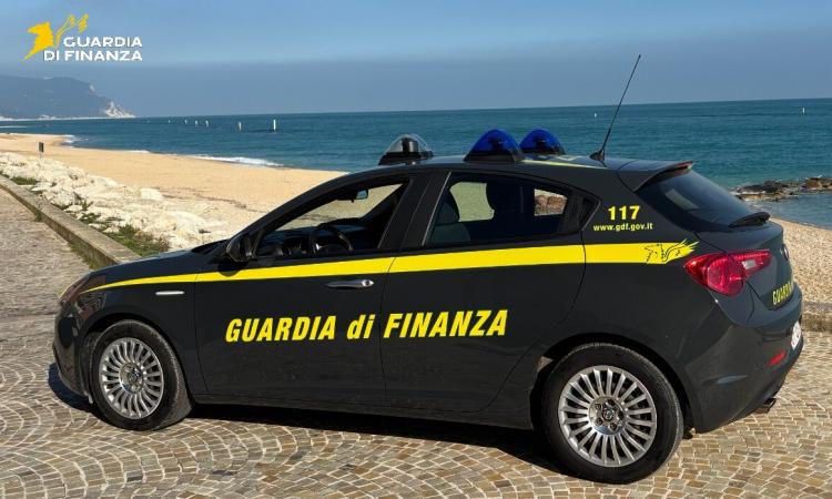 Porto Recanati, fatture false e 490 lavoratori irregolari: blitz della Finanza. Denunciato imprenditore Porto Recanati, fatture false e 490 lavoratori irregolari: blitz della Finanza. Denunciato imprenditore