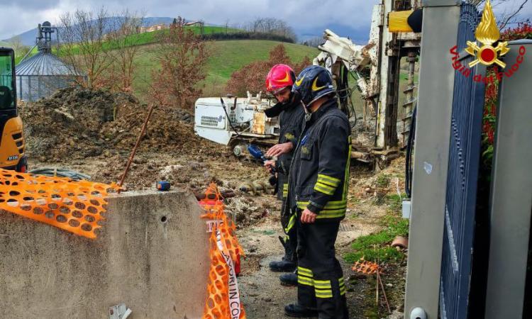 Camerino, fuga di gas dopo rottura tubazione: evacuate due famiglie Camerino, fuga di gas dopo rottura tubazione: evacuate due famiglie