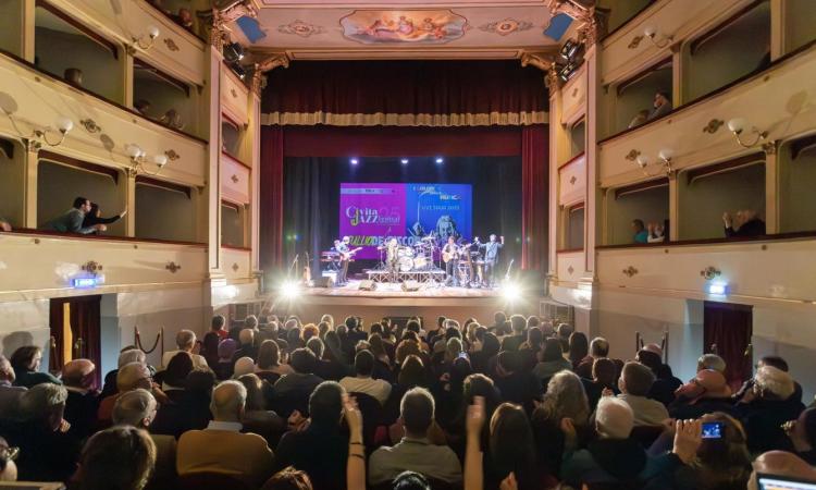 Chiara Civello, Giobbe Covatta e l’omaggio a Sinatra: Civitanova accende il Teatro di Primavera