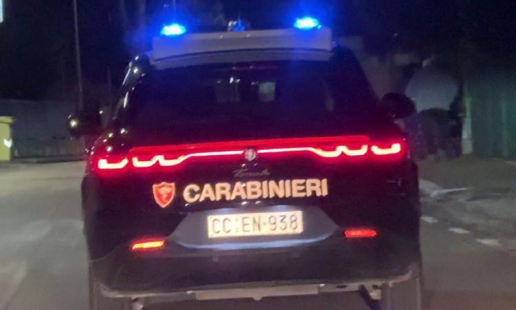 Notte di paura a Tolentino: fuori di sé con una mazza sotto casa della madre dell'ex Notte di paura a Tolentino: fuori di sé con una mazza sotto casa della madre dell'ex