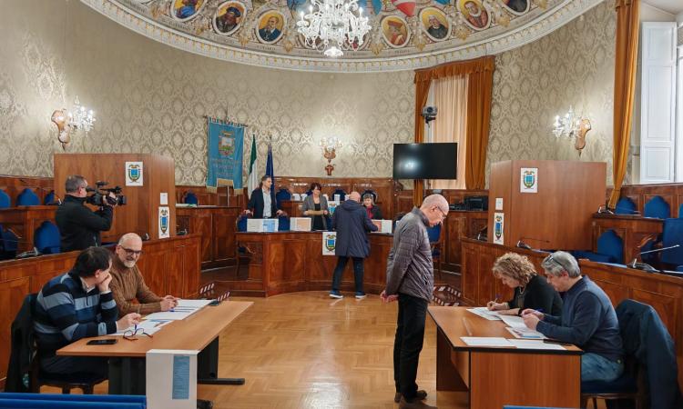 Elezioni provinciali, affluenza al 45% alle 12: sfida aperta tra Gentilucci e Paoloni