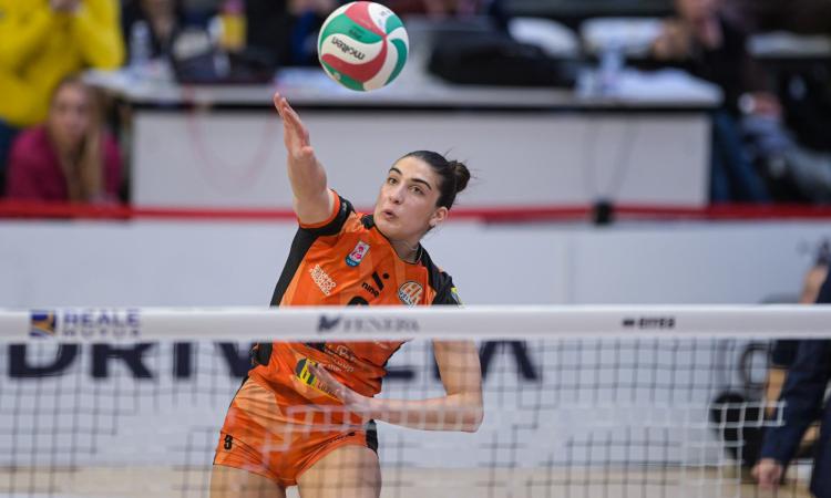La CBF Balducci HR prova a lottare ma cede in tre set a Chieri nella terza gara dei Playoff Challenge