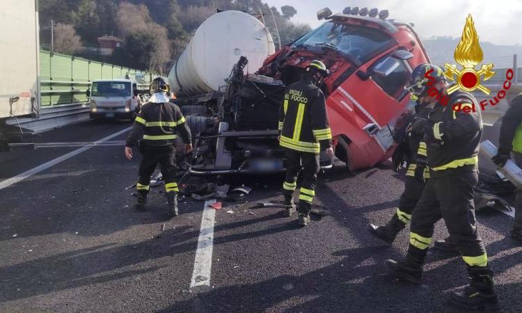 Incidente tra due mezzi pesanti in A14: scontro all'uscita della galleria San Basso