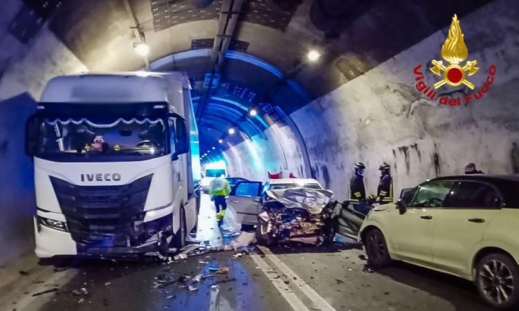 Incidente in galleria: coinvolte 4 auto e un tir. Grave un bimbo di 3 anni, feriti anche padre e sorella