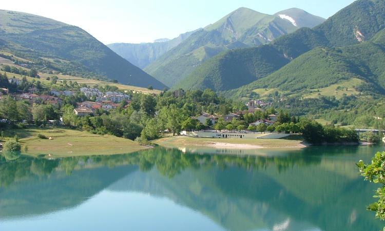 Arriva Fiastrapalooza: il festival tra musica, arte e natura sulle rive del lago Arriva Fiastrapalooza: il festival tra musica, arte e natura sulle rive del lago