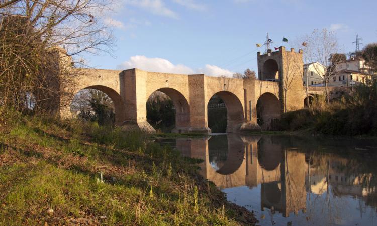 Tolentino, lavori urgenti sul Ponte del Diavolo: scatta la chiusura totale per 6 giorni Tolentino, lavori urgenti sul Ponte del Diavolo: scatta la chiusura totale per 6 giorni