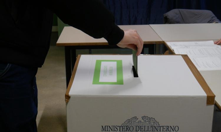 Referendum, affluenza oltre la media nazionale nelle Marche: No avanti in base ai primi spogli Referendum, affluenza oltre la media nazionale nelle Marche: No avanti in base ai primi spogli
