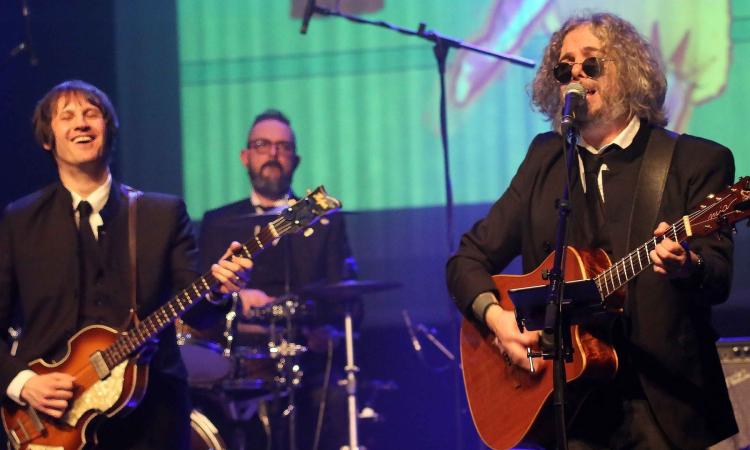 I Beatles parlano (anche) maceratese: i Ladders conquistano la Francia con "Hey Jude" I Beatles parlano (anche) maceratese: i Ladders conquistano la Francia con "Hey Jude"