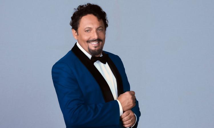 Enrico Brignano torna a far ridere con "Bello di mamma!": tappa all'Arena Gigli di Porto Recanati Enrico Brignano torna a far ridere con "Bello di mamma!": tappa all'Arena Gigli di Porto Recanati