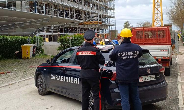 Falsi corsi di sicurezza e infortunio sul lavoro: società edile sotto indagine a Macerata. Tre denunciati