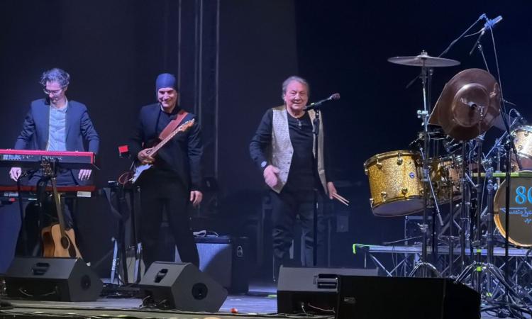 Castelraimondo applaude Tullio De Piscopo: tutto esaurito per la data zero del tour Castelraimondo applaude Tullio De Piscopo: tutto esaurito per la data zero del tour