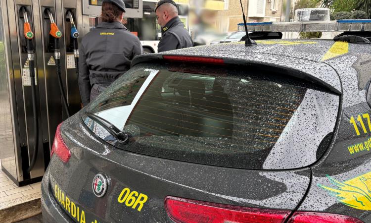 Civitanova, carburante "truccato" al distributore: la Finanza scopre la frode