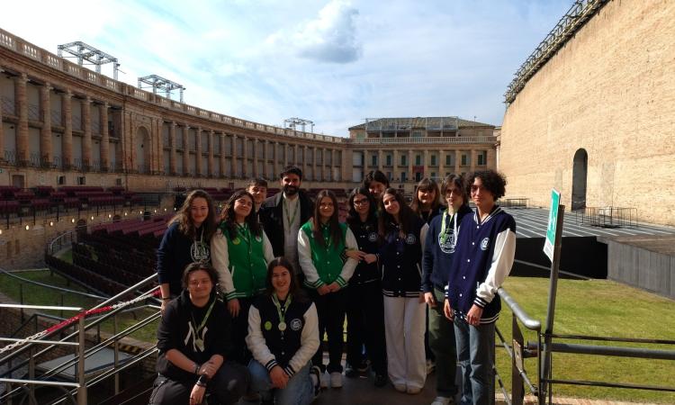 Dallo Sferisterio alla vigna: gli studenti dell'Agrario "Garibaldi" guidano i visitatori nel cuore del Macerata Opera Festival Dallo Sferisterio alla vigna: gli studenti dell'Agrario "Garibaldi" guidano i visitatori nel cuore del Macerata Opera Festival