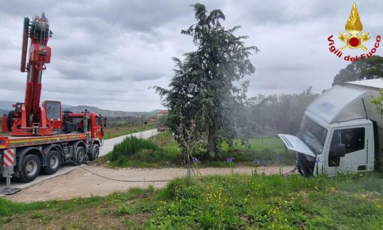 Pollenza, autocarro impantanato in contrada Morla: sul posto i Vigili del Fuoco (VIDEO)
